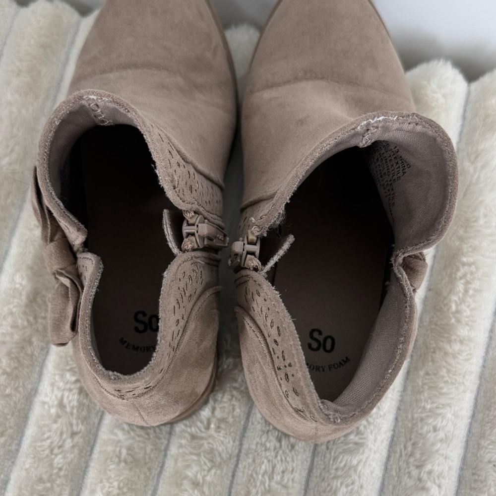 SO Taupe Suede Bow Ankle Boots - girls size 13 - Picture 7 of 11
